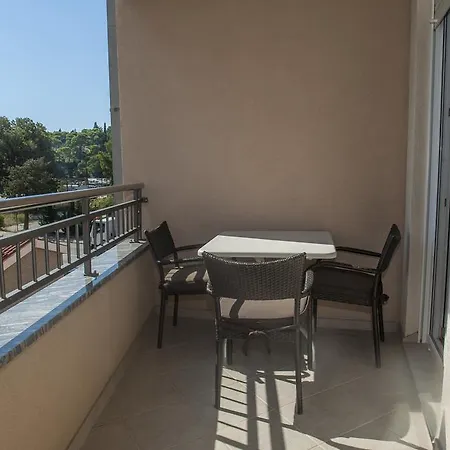 M&m Μακάρσκα